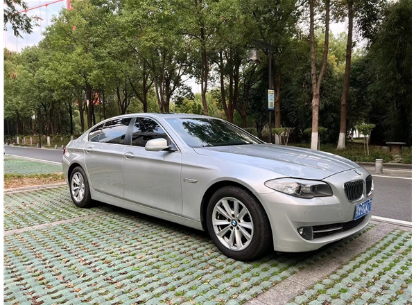宝马豪华轿车